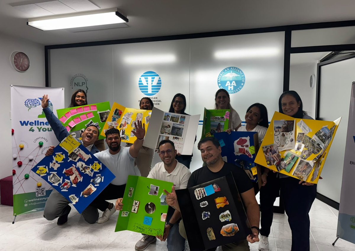 Grupo mostrando resultados de una experiencia de aprendizaje