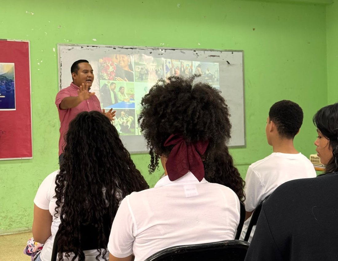 Francisco Quijada presentando ante estudiantes