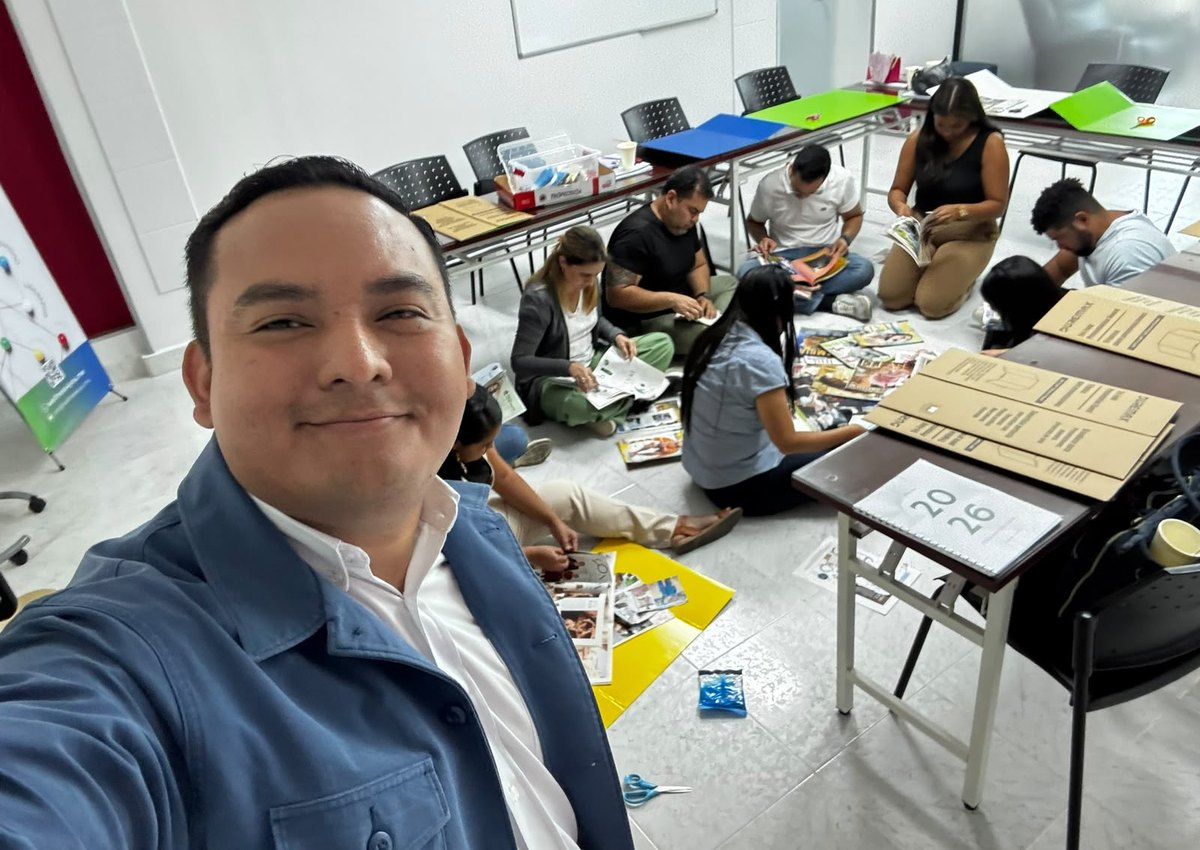 Participantes trabajando en una dinámica formativa